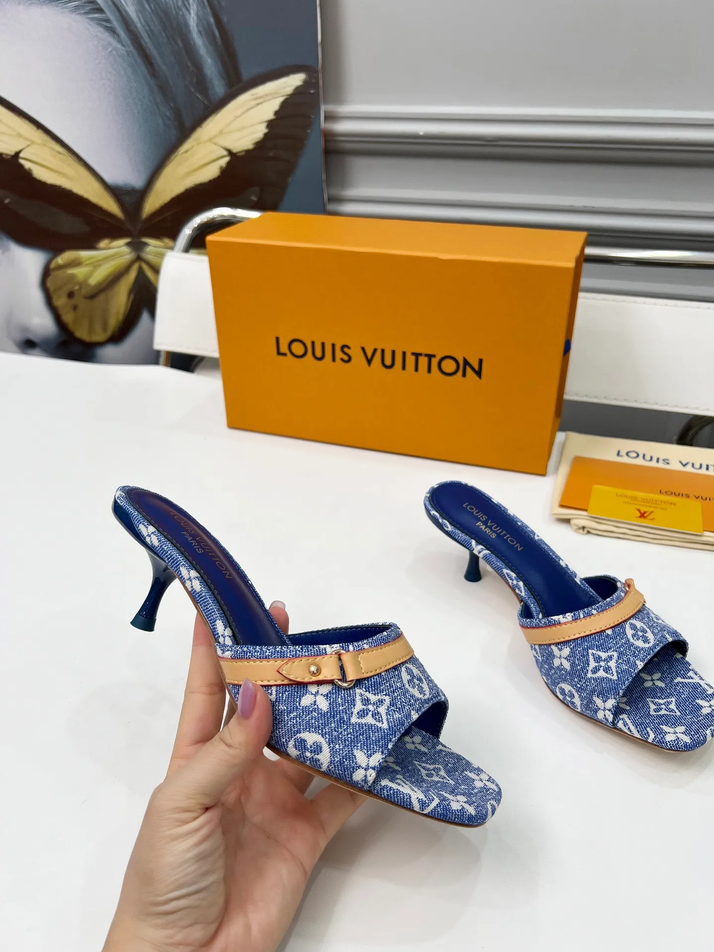 👟👟Ex-factory price 440👟👟 LV new denim kitten heel slippers 2025 summer must-have for goddesses, original replica, super comfortable on the feet. Show off the queen's temperament, the heel height is 9.5CM, which shows your temperament without being tiring. Leather outsole. Standard code: 35-42 (41 and 42 codes are customized, non-returnable and non-exchangeable)
